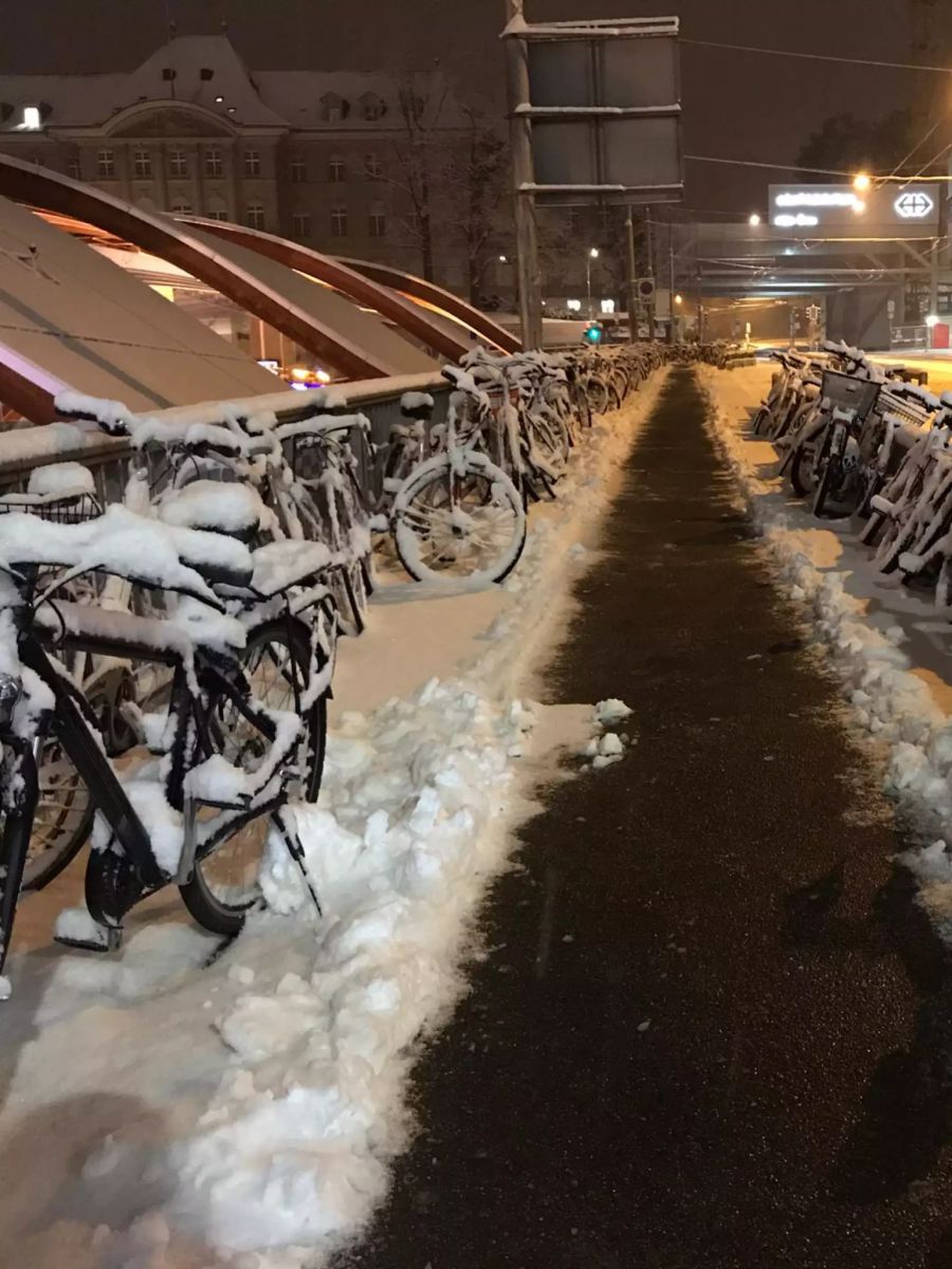 Viel Schnee auch auf der Welle beim Bahnhof Bern.