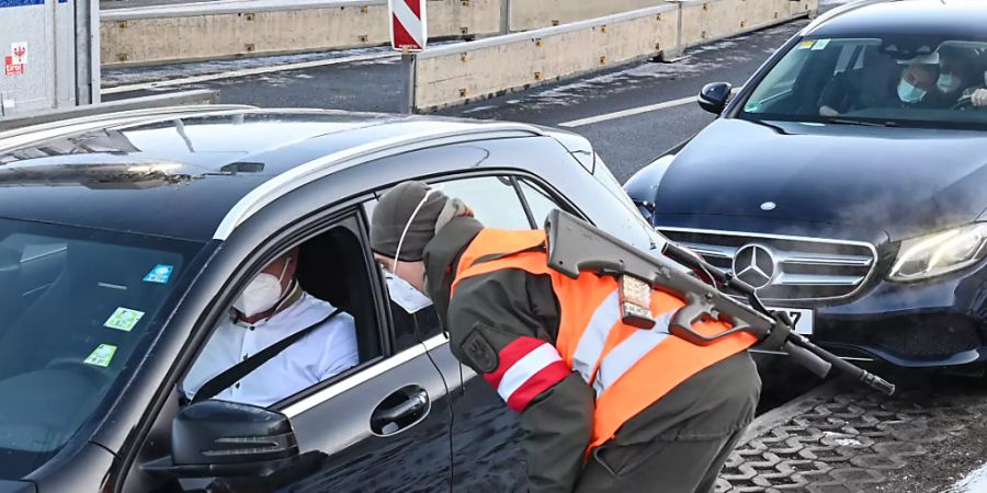 Ein Autofahrer wird bei seiner Ausreise aus Tirol an der Grenze zu Deutschland bei Kufstein konbtrolliert. Foto: Liebl Daniel | Zeitungsfoto.At/APA/dpa