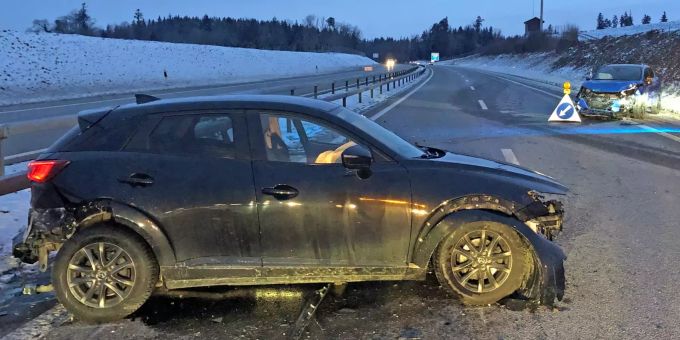Beim Folgeunfall wurde eine Autofahrerin verletzt. Unfall