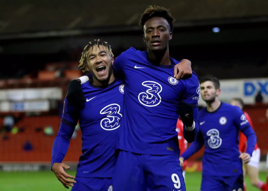 Assistgeber Reece James (l.) und Torschütze Tammy Abraham feiern.
