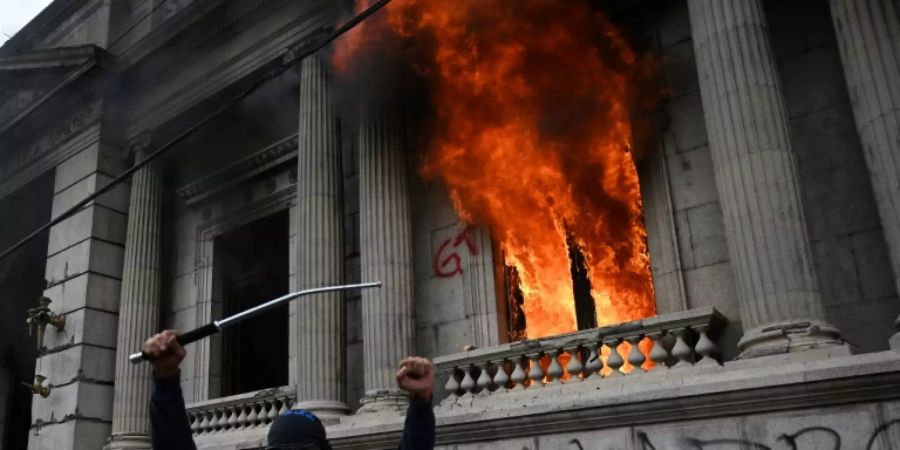 Demonstrant vor Flammen im Parlament