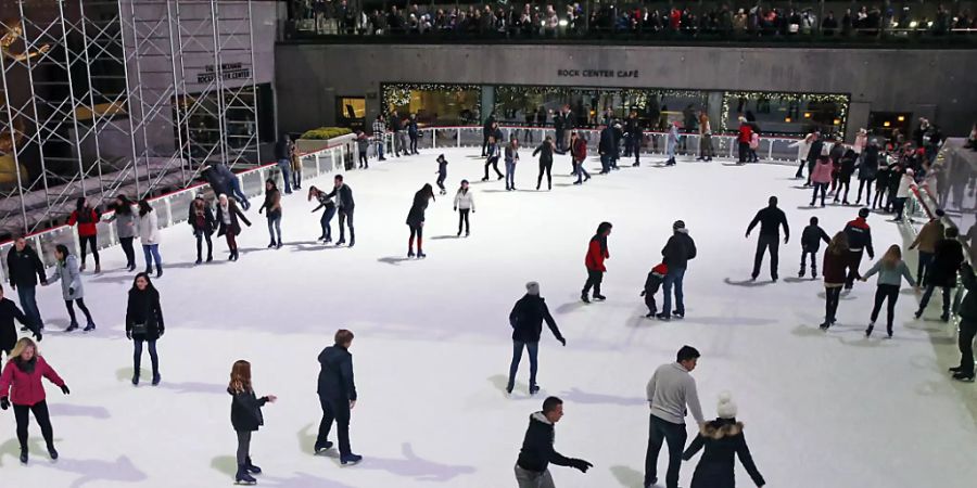 ARCHIV - Schlittschuhlaufen am Rockefeller Center in New York: Die weltberühmte Eislaufbahn hat ihren Saisonstart gefeiert. Foto: Kathy Willens/AP/dpa