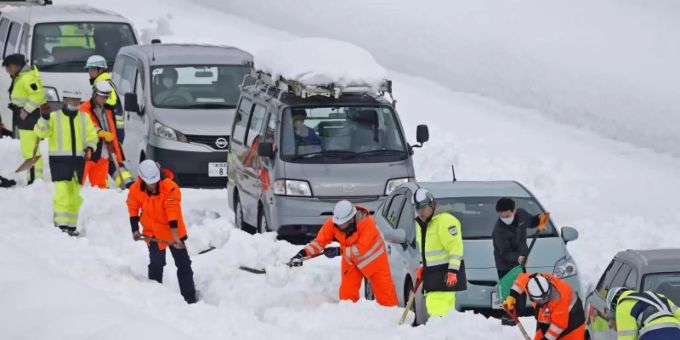Helfer versuchen, feststeckende Fahrzeuge auf einer Schnellstrasse in der Präfektur Niigata freizubekommen. Foto: -/kyodo/dpa Helfer versuchen, feststeckende Fahrzeuge auf einer Schnellstrasse in der Präfektur Niigata freizubekommen. Foto: -/kyodo/dpa