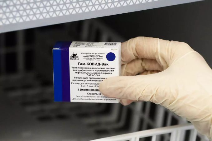 Ein Mitarbeiter des Gesundheitswesens nimmt eine Schachtel mit dem Impfstoff «Sputnik V» gegen das Coronavirus aus einem Kühlschrank. Coronavirus