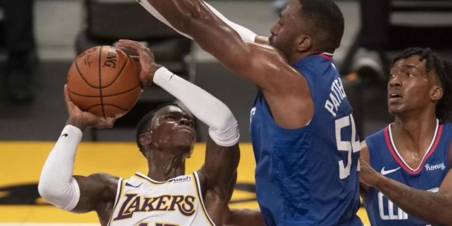 Dennis Schröder (l) von den Los Angeles Lakers kuriert derzeit eine leichte Knöchelverletzung aus. Foto: Kyusung Gong/AP/dpa