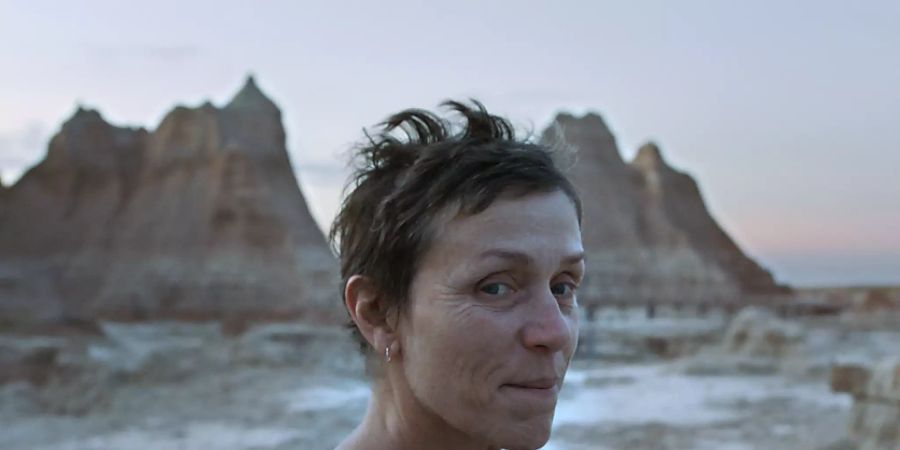 HANDOUT - Frances McDormand als Fern in einer Szene des Films «Nomadland» (undatierte Filmszene). Foto: -/Searchlight Pictures/20th Century Studios/Walt Disney/dpa - ACHTUNG: Nur zur redaktionellen Verwendung bis zum 18.06.2021 im Zusammenhang mit einer Berichterstattung über den Film und nur mit vollständiger Nennung des vorstehenden Credits