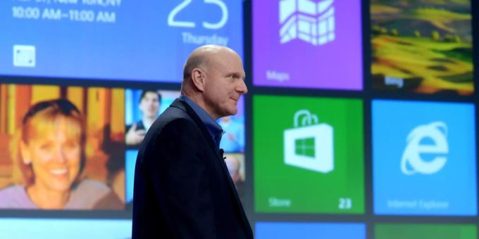 Microsoft-CEO Steve Ballmer spricht während der Vorstellung des Betriebssystems Windows 8 in New York City am 25. Oktober 2012. Windows 7