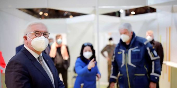 Steinmeier beim Besuch eines Berliner Impfzentrums. Steinmeier