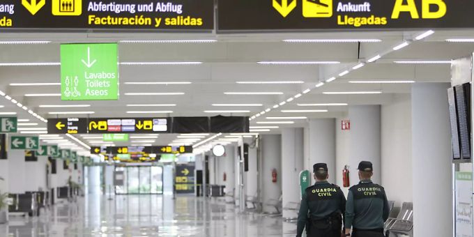 Zwei Zivilbeamte patrouillieren am Flughafen Palma de Mallorca. Wegen wieder anziehender Corona-Zahlen hat die Regionalregierung Mallorcas die Massnahmen gegen die Ausbreitung des Coronavirus über Weihnachten verschärft. Foto: Isaac Buj/EUROPA PRESS/dpa Zwei Zivilbeamte patrouillieren am Flughafen Palma de Mallorca. Wegen wieder anziehender Corona-Zahlen hat die Regionalregierung Mallorcas die Massnahmen gegen die Ausbreitung des Coronavirus über Weihnachten verschärft. Foto: Isaac Buj/EUROPA PRESS/dpa