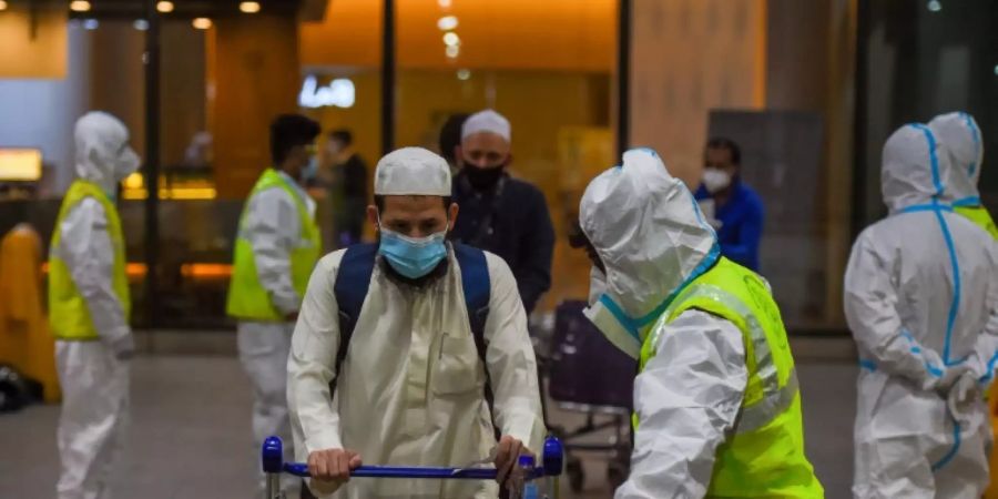 Kontrollen am Flughafen von Mumbai