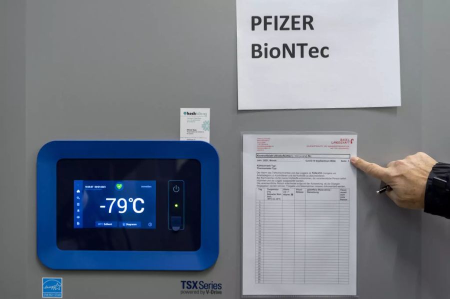 Ein Kühlschrank zur Aufbewahrung des Pfizer/Biontech-Impfstoffs in Muttenz BL.