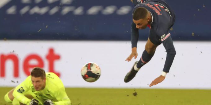 Jonas Omlin kommt gegen Kylian Mbappé einen Schritt zu spät. Jonas Omlin
