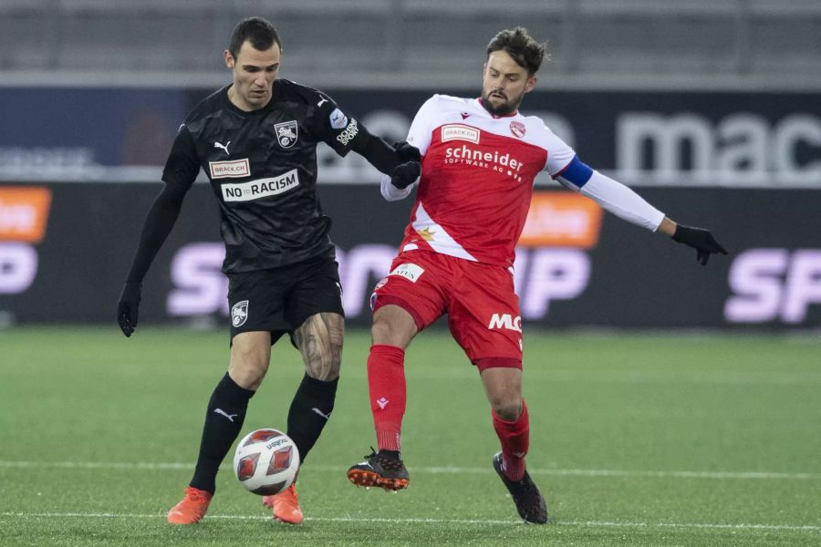 Nicola Sutter (r.) vom FC Thun im Duell mit Leo Bonatini (l.) von GC.