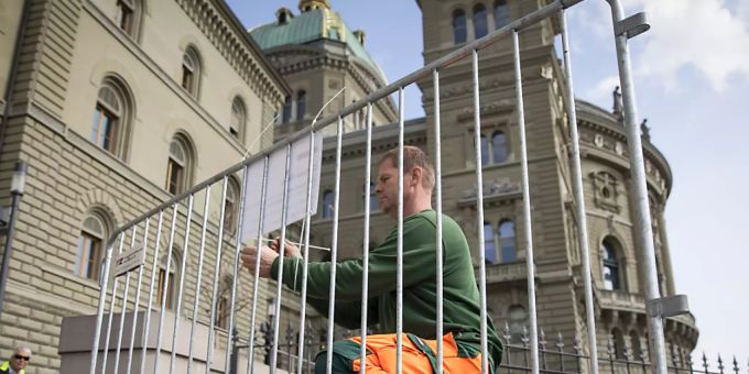 Szene von März dieses Jahres, als die Stadt Bern die Bundesterrasse schon einmal coronabedingt absperrte. Szene von März dieses Jahres, als die Stadt Bern die Bundesterrasse schon einmal coronabedingt absperrte.