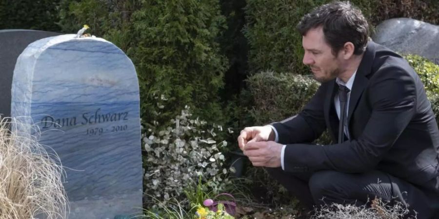Alex Schwarz (Felix Klare) sass unschuldig für den Mord an seiner Frau im Gefängnis. Foto: Christine Schröder/ARD/Degeto /dpa