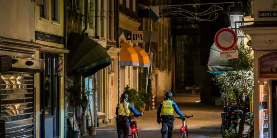 Polizisten im nächtlichen Utrecht
