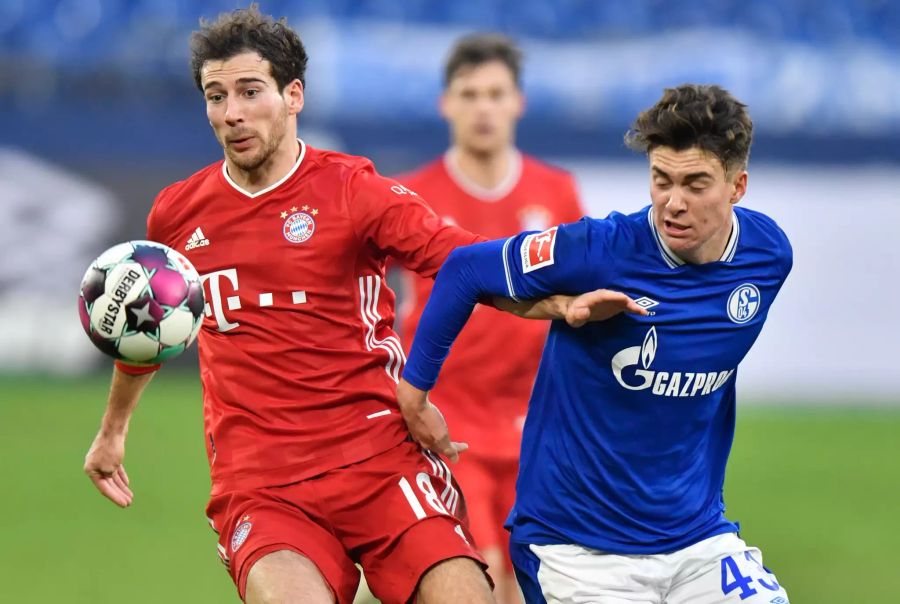 Ex-Schalker Leon Goretzka (l.) kämpft mit Matthew Hoppe (r.) um den Ball.