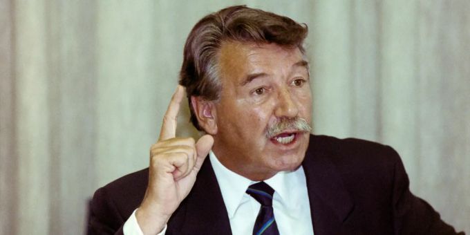 Bundesrat Rene Felber hält an einer Pressekonferenz im Jahre 1990 den Mahnfinger in die Höhe. (Archivbild) Rene Felber