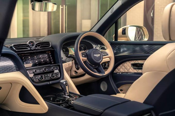 Der Bentley Bentayga Hybrid ist auch als Stromer sehr edel im Innenraum Bentley Bentayga Hybrid