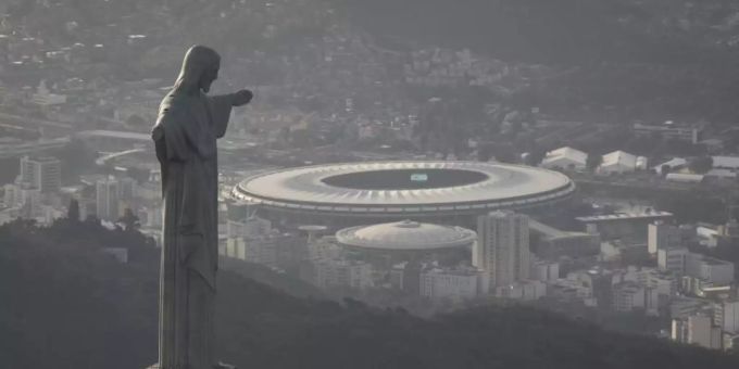 Das Maracanã-Stadion in Rio de Janeiro ist hinter der Christusstatue «Cristo Redentor» zu sehen. Foto: Felipe Dana/AP/dpa Das Maracanã-Stadion in Rio de Janeiro ist hinter der Christusstatue «Cristo Redentor» zu sehen. Foto: Felipe Dana/AP/dpa