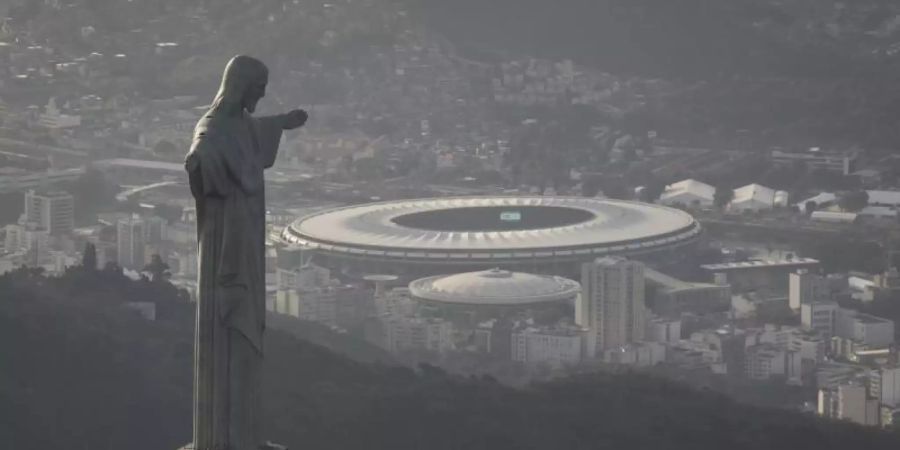 Das Maracanã-Stadion in Rio de Janeiro ist hinter der Christusstatue «Cristo Redentor» zu sehen. Foto: Felipe Dana/AP/dpa