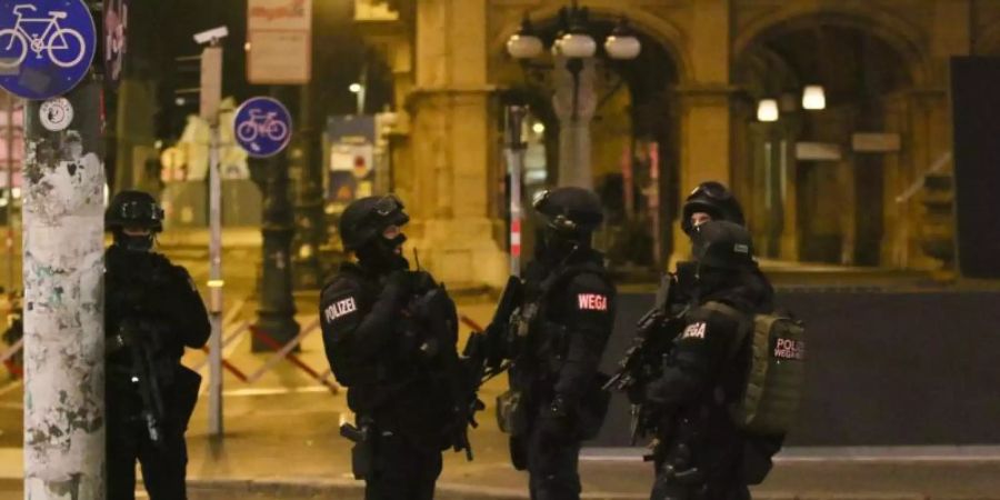 Schwerbewaffnete Polizisten im Einsatz in der Wiener Innenstadt. Bei dem mutmasslichen Terroranschlag sind mehrere Menschen getötet und verletzt worden. Foto: Ronald Zak/AP/dpa