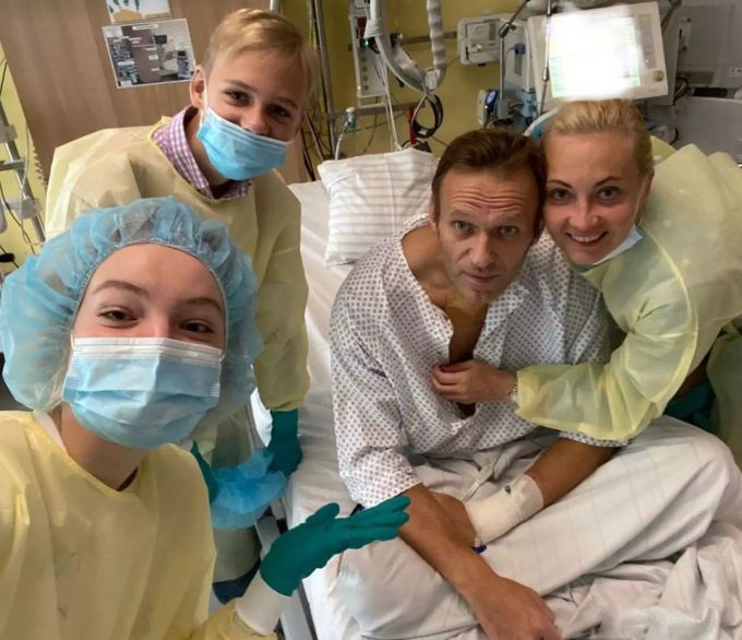 Alexej Nawalny mit seiner Familie, nachdem er aus dem Koma erwacht ist. alexej nawalny