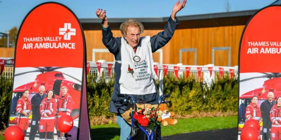 Die 104-jährige Ruth Saunders feiert das Überqueren der Ziellinie. Um Spenden für die Thames Valley Air Ambulance zu sammeln, legte sie eine Marathonstrecke zurück. Foto: Ben Birchall/PA Wire/dpa