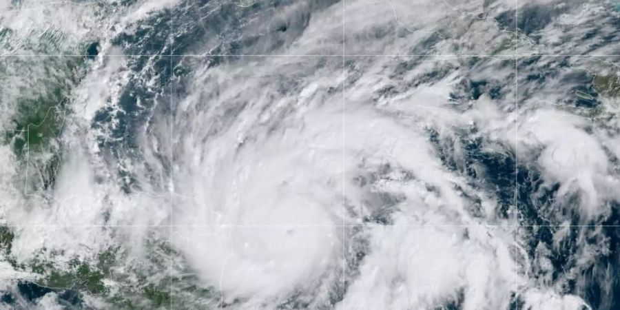 Das Satellitenbild zeigt den Tropensturm «Eta» über dem Golf von Mexiko. Foto: NOAA/dpa