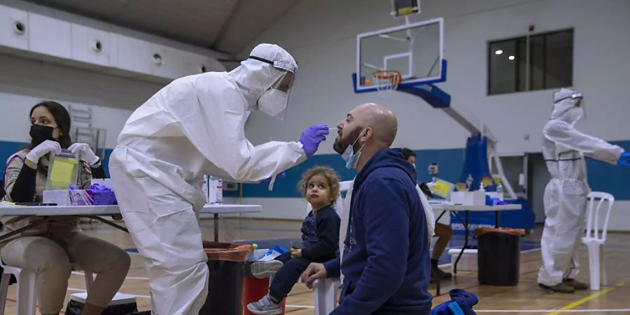 Ein Mann wird in einem Testzentrum in Ramat Gan auf das Coronavirus getestet. Foto: Oded Balilty/AP/dpa