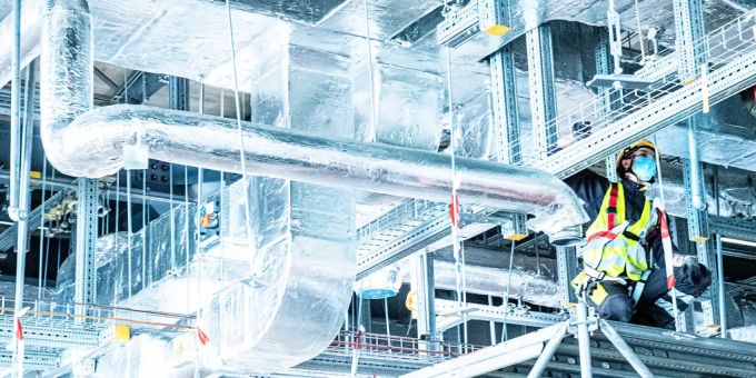 Ein Mitarbeiter der Lonza Group bereitet die Produktion eines Corona-Wirkstoffes vor. Lonza group corona
