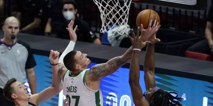 Precious Achiuwa (r) und Duncan Robinson (l) von den Miami Heat verteidigen gegen Daniel Theis (M) von den Boston Celtics. Foto: Marta Lavandier/AP/dpa