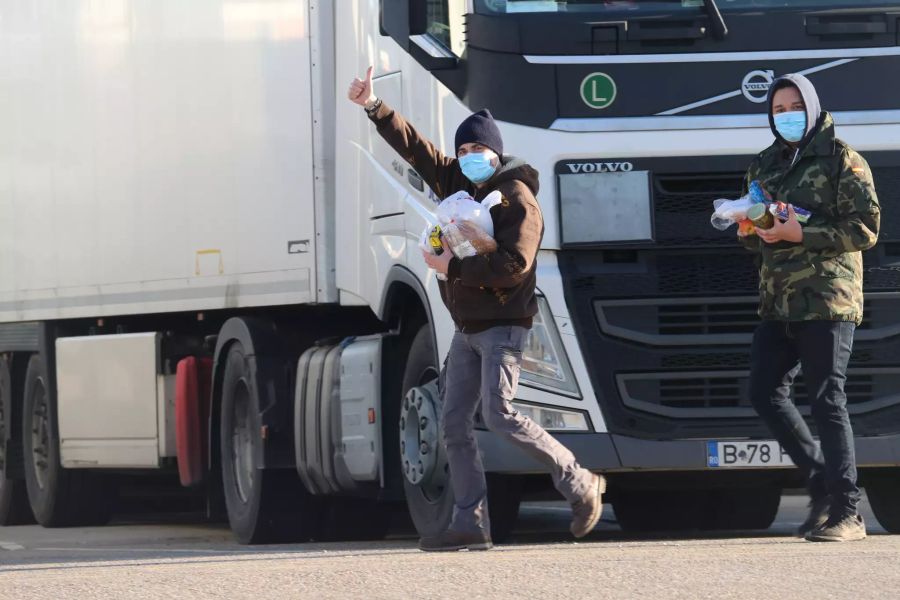 Zahlreiche LKW-Fahrer mussten den ersten Weihnachtstag in ihren Kabinen verbringen.