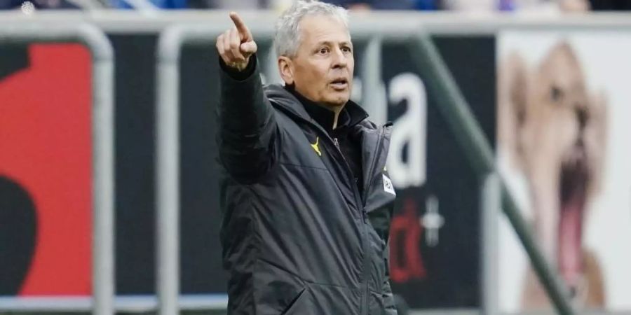 Dortmunds Trainer Lucien Favre gestikuliert an der Seitenlinie. Foto: Uwe Anspach/dpa