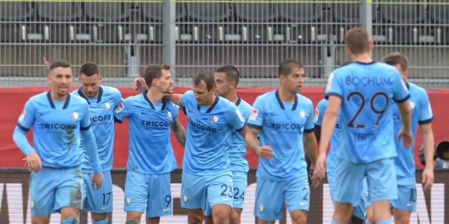 Der Bochumer Simon Zoller (3. von links) jubelt mit seinen Mitspielern über sein Tor zum 3:2. Foto: Timm Schamberger/dpa