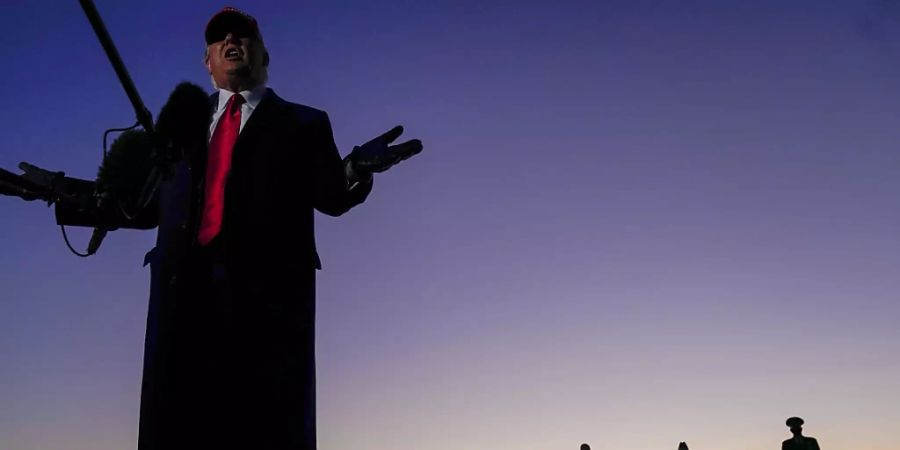 Donald Trump, Präsident der USA, spricht mit Journalisten bei seiner Ankunft am Hickory Regional Airport im US-Bundesstaat North Carolina. Foto: Evan Vucci/AP/dpa