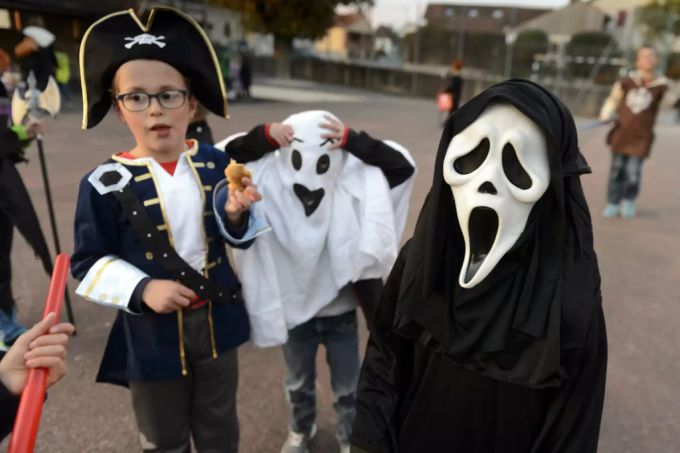Da war Corona noch weit weg: Kinder verkleiden sich an Halloween 2014 in Daillens VD. halloween kinder