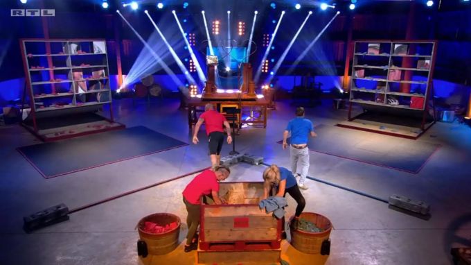 «Sommerhaus der Stars»: Die Kandidaten werfen mit Sandsäckchen auf die Portraits. «Sommerhaus der Stars»