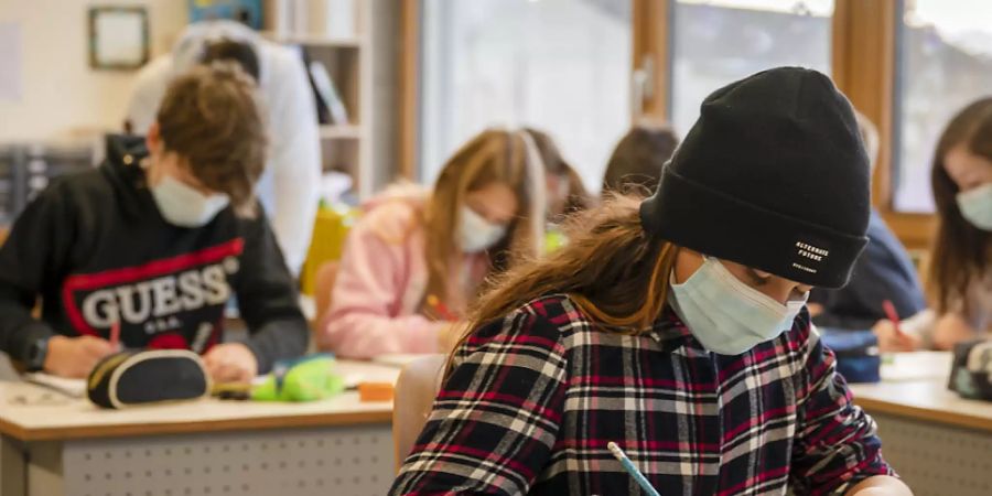 So sieht es bald auch im Kanton Zürich aus: Blick in eine sechste Klasse in Allschwil BL, wo bereits Maskenpflicht besteht.