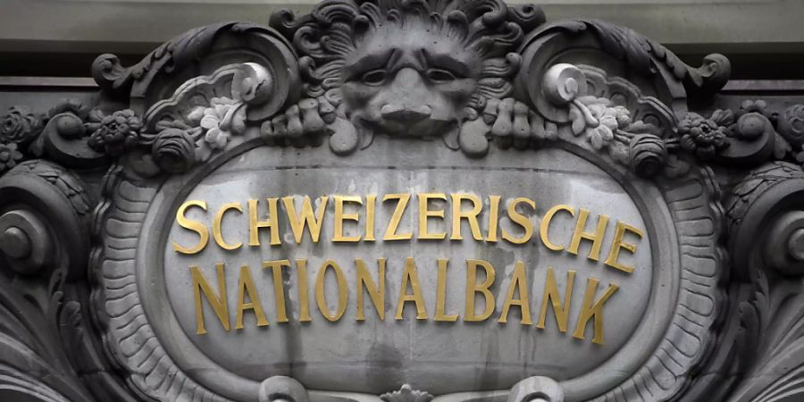 Die Anlagepolitik der Schweizerischen Nationalbank (SNB) gerät einmal mehr unter Beschuss. Die Klima-Allianz Schweiz will mit einer Plakataktion den Druck auf die SNB erhöhen und sie zu einem Kurswechsel zwingen. (Archivbild)