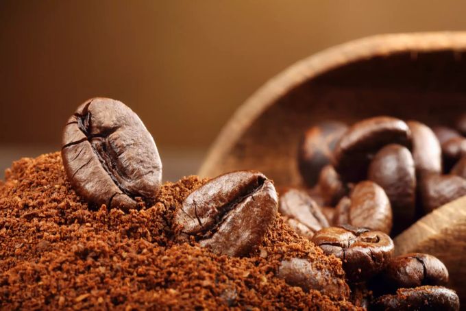 Kaffeepulver kann die Gerüche binden. Kaffeepulver