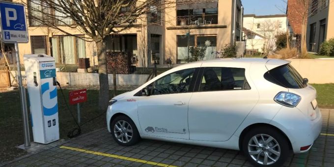 Ein Mobility-Standort für ein Elektrofahrzeug befindet sich auf dem Parkplatz vor der Gemeindeverwaltung in Bottmingen. Elektrofahrzeug