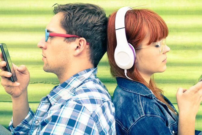 Paar beschäftigt mit Smartphone