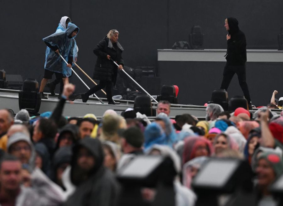 Es regnete in Strömen. Die Bühne musste gar gefegt werden.