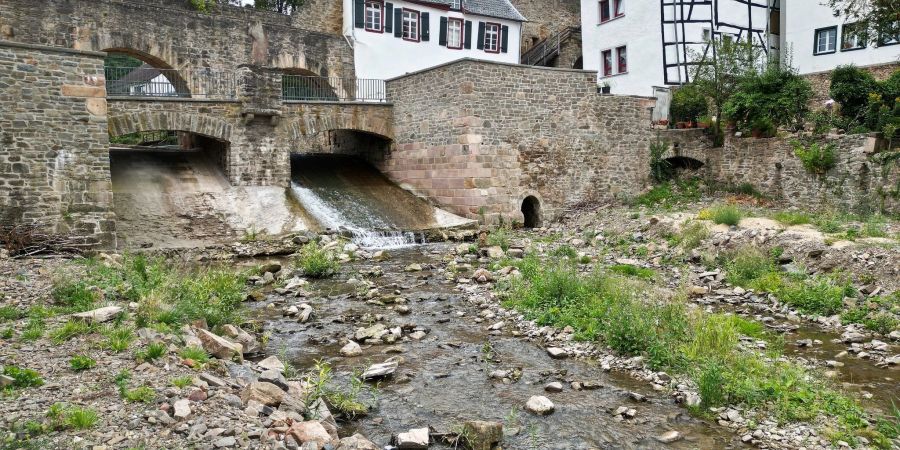 Die Erft fliesst nur noch als Rinnsal durch die Altstadt. Im Juli 2021 wälzten sich zerstörerische Wassermassen durch Bad Münstereifel.