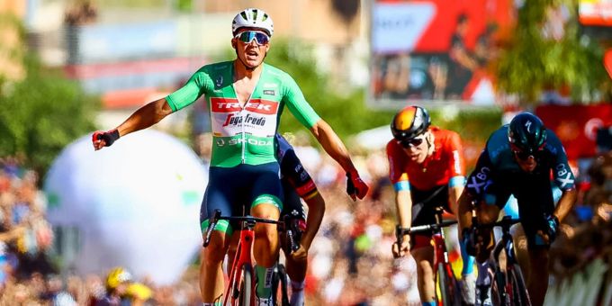 Mads Pedersen jubelt bei der Vuelta a España – Pascal Ackermann (verdeckt) muss sich mit Platz zwei zufrieden geben. Vuelta a España