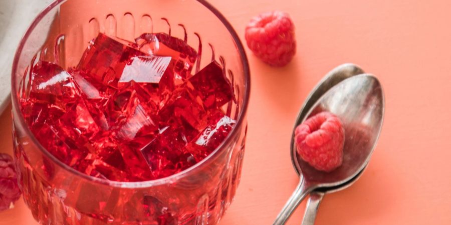 Götterspeise mit Himbeer-Geschmack hat eine wackelige Konsistenz - die gelingt auch mit pflanzlichem Agar-Agar.