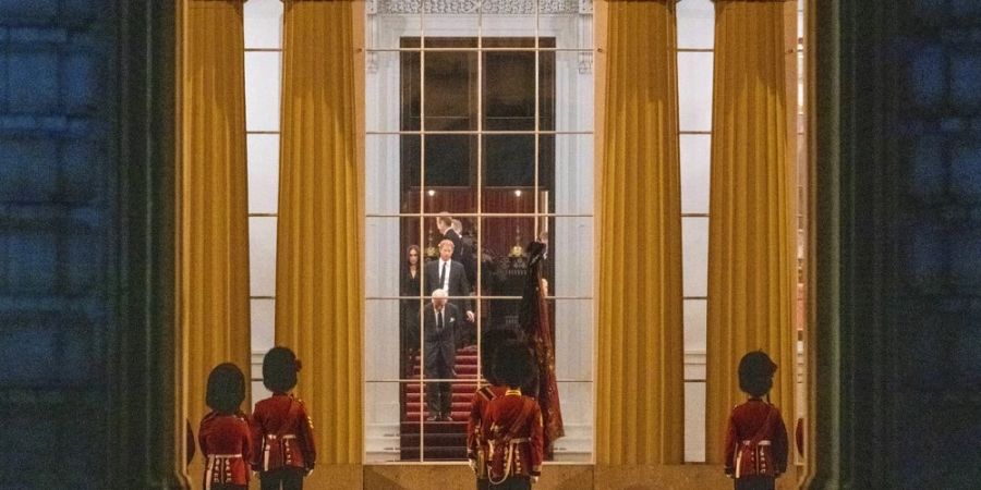 Ein erstes Foto von Dienstagnacht zeigt die Stimmung im Buckingham Palast.