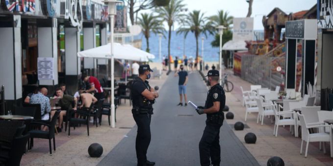 Polizeibeamte patrouillieren in der mallorquinischen Party-Hochburg Magaluf. (Symbolbild) magaluf mallorca