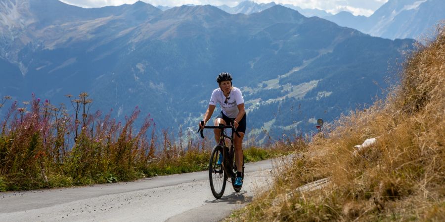 Monika Sattler auf dem Velo